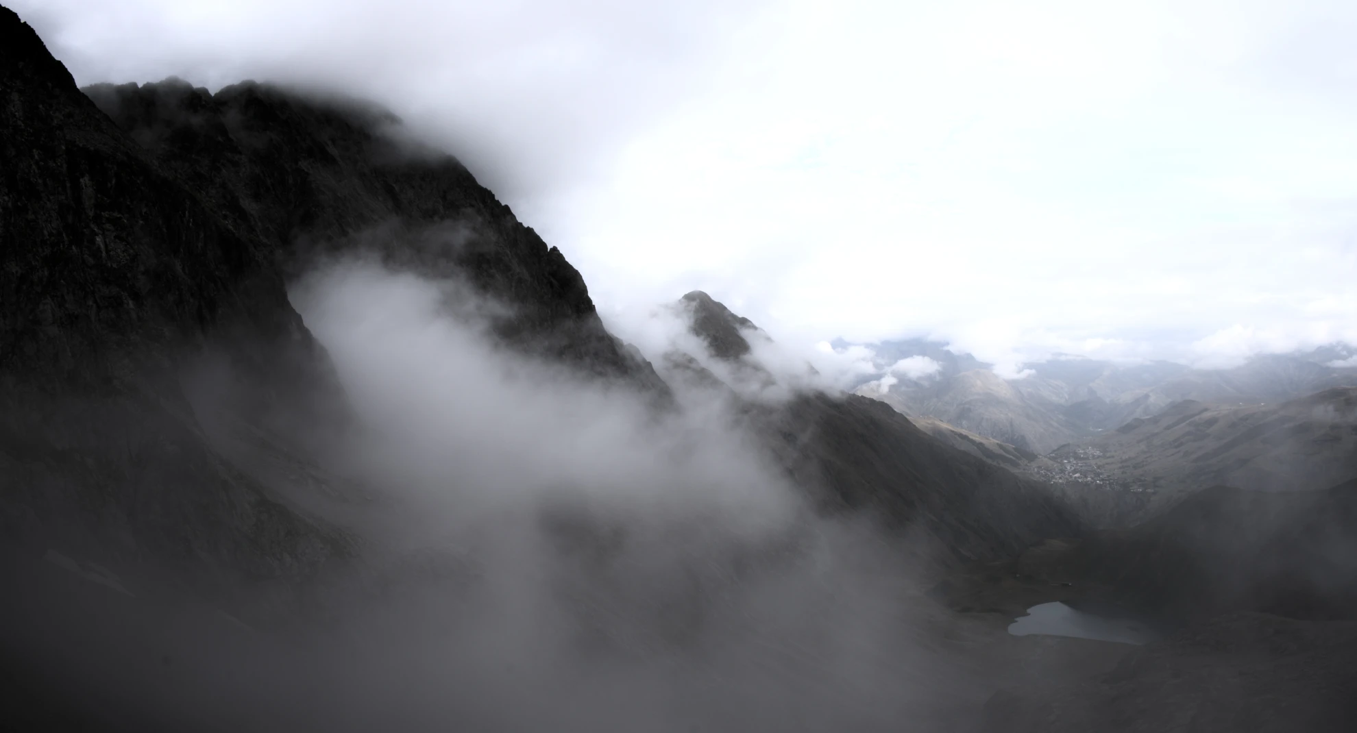 Lac de la Muzelle beneath the glacial peaks