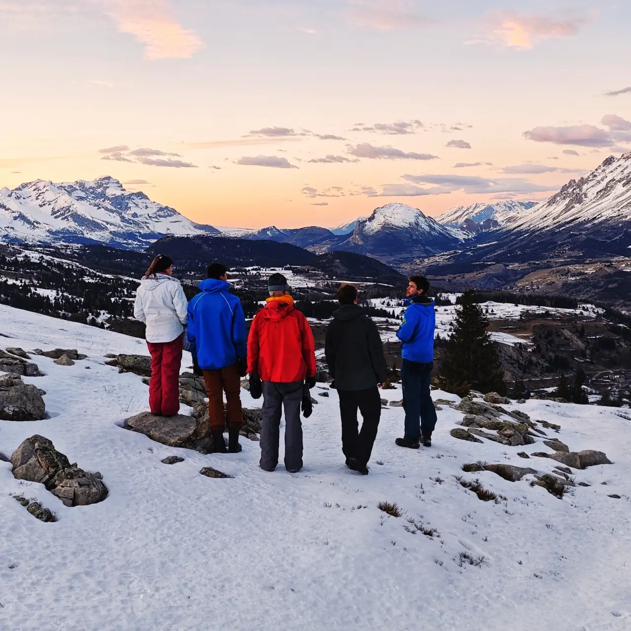 coucher de soleil devant l'igloo
