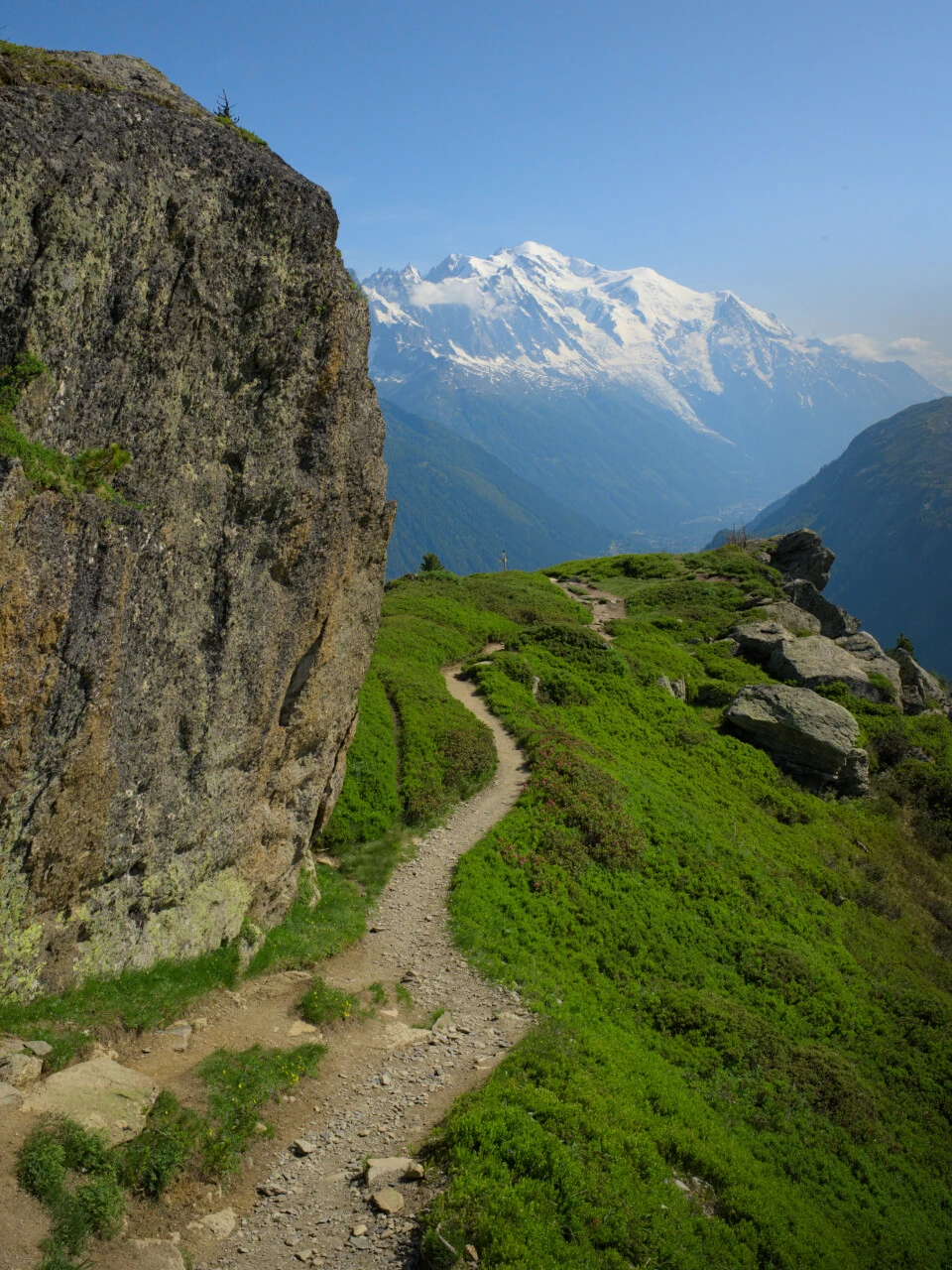 Trail carved into rock on the descent toward Tre-le-Champ