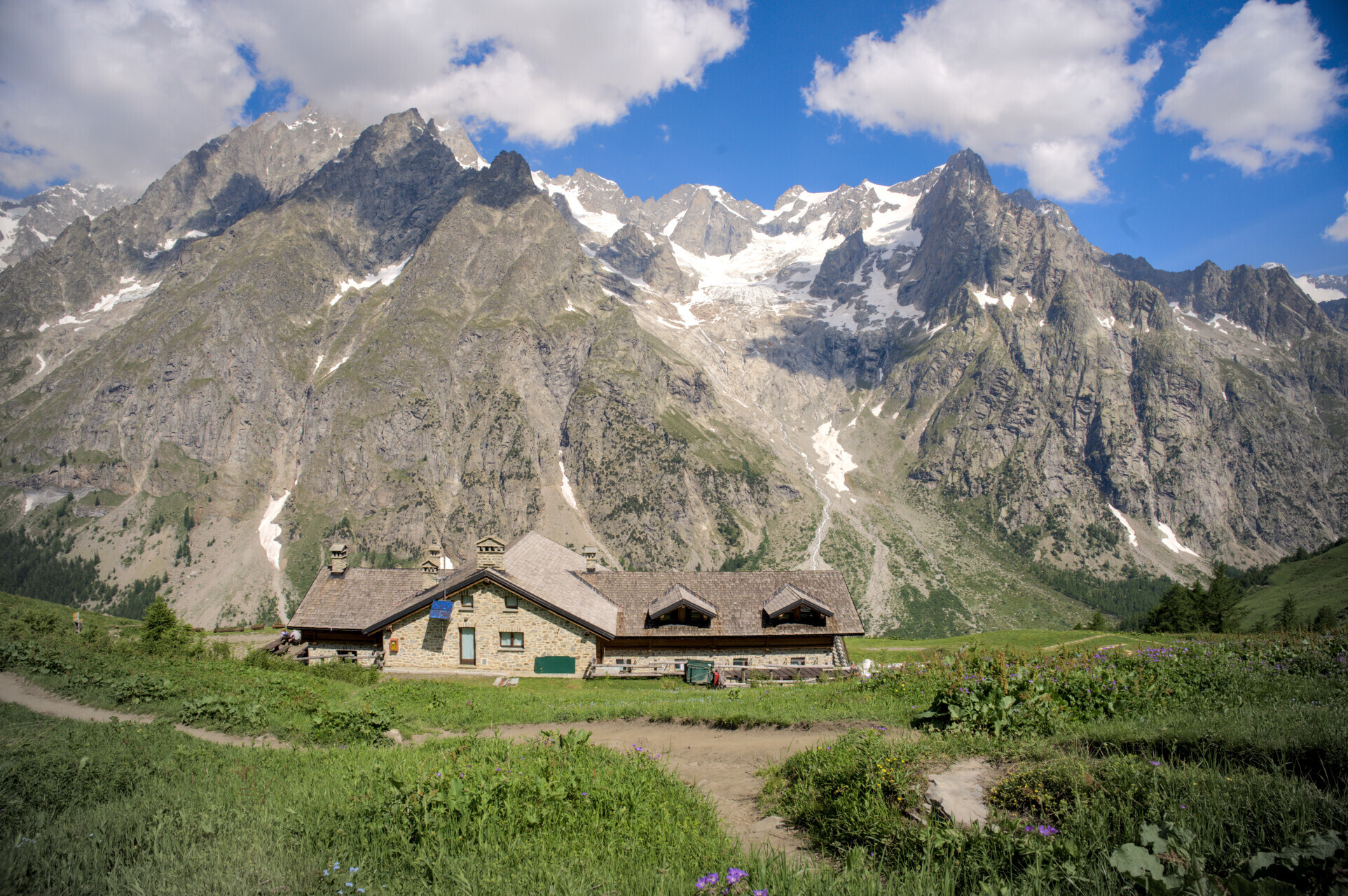 Tour du Mont-Blanc mountain huts and where to stay: map, stages and booking