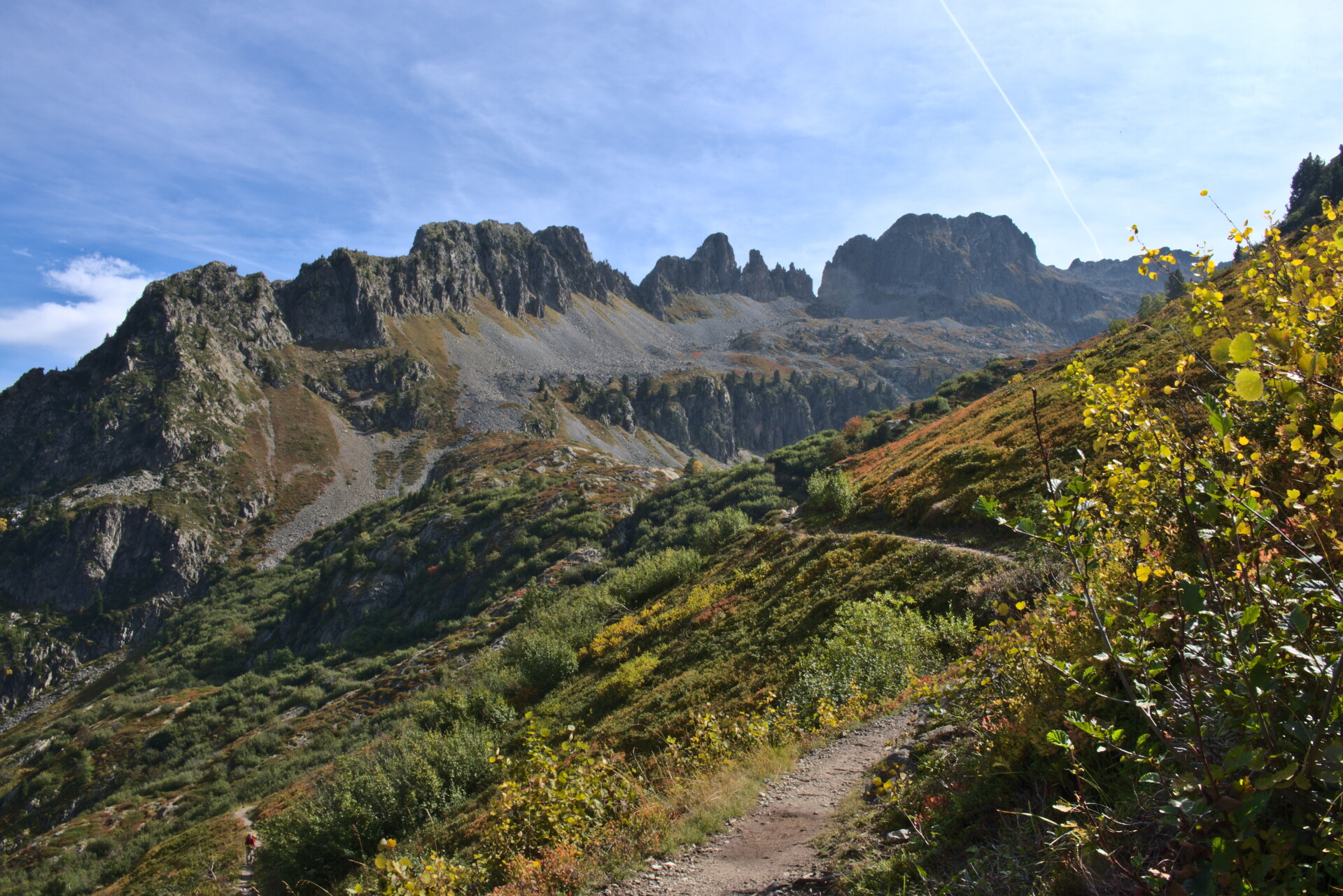Walking track in the Écrins in autumn